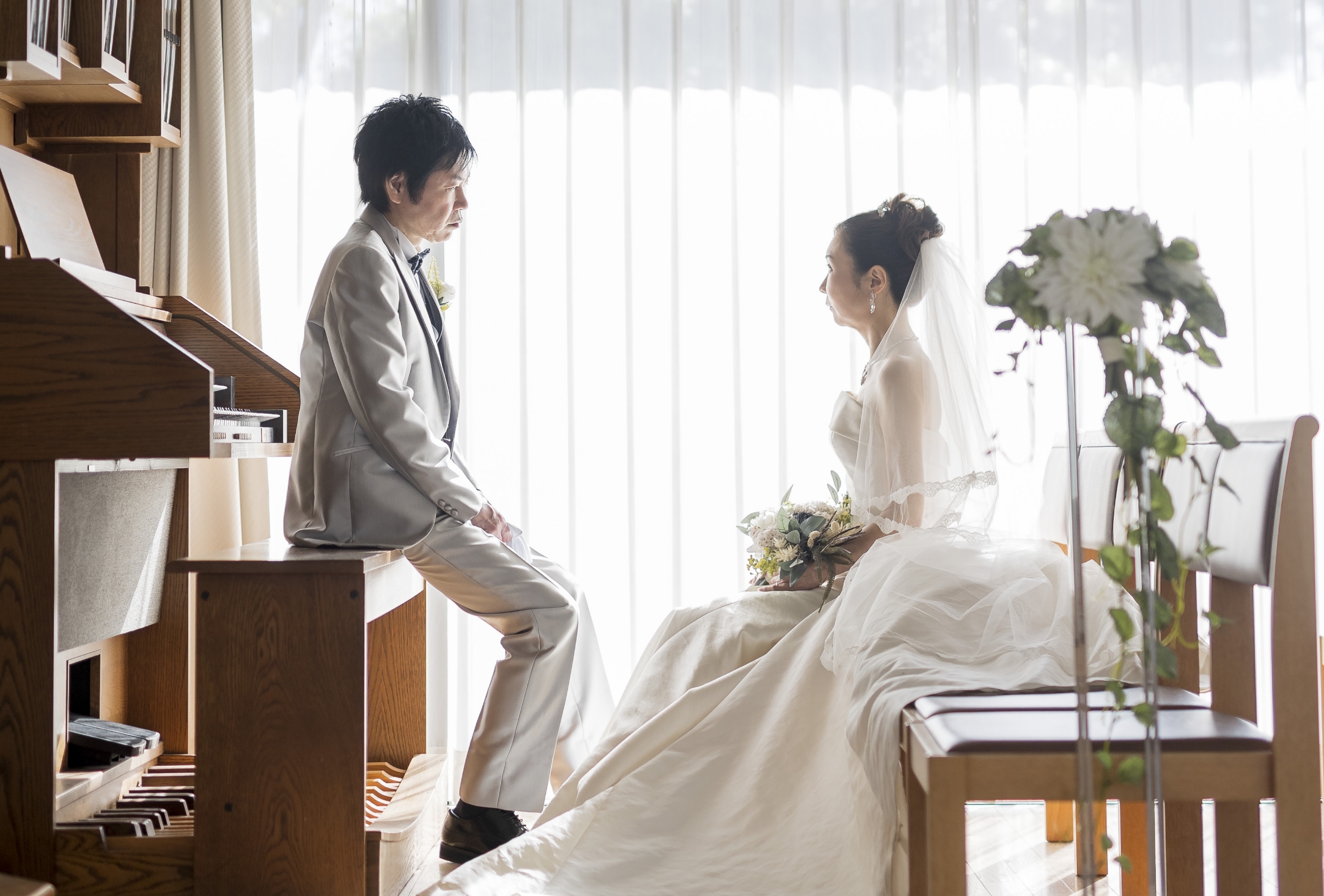 向かい合う結婚式前の二人